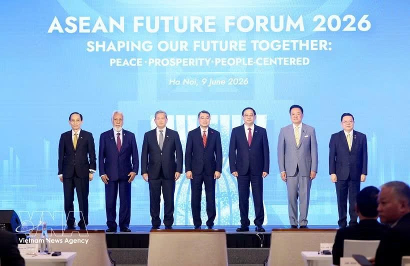 越南政府总理黎明兴与老挝总理宋赛·西潘敦、柬埔寨首相洪玛奈、泰国总理阿努廷·参威拉军以及东帝汶总理夏纳纳·古斯芒一同出席开幕式。