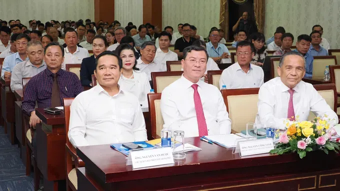 胡志明市人委会主席阮文得（左）出席会议。