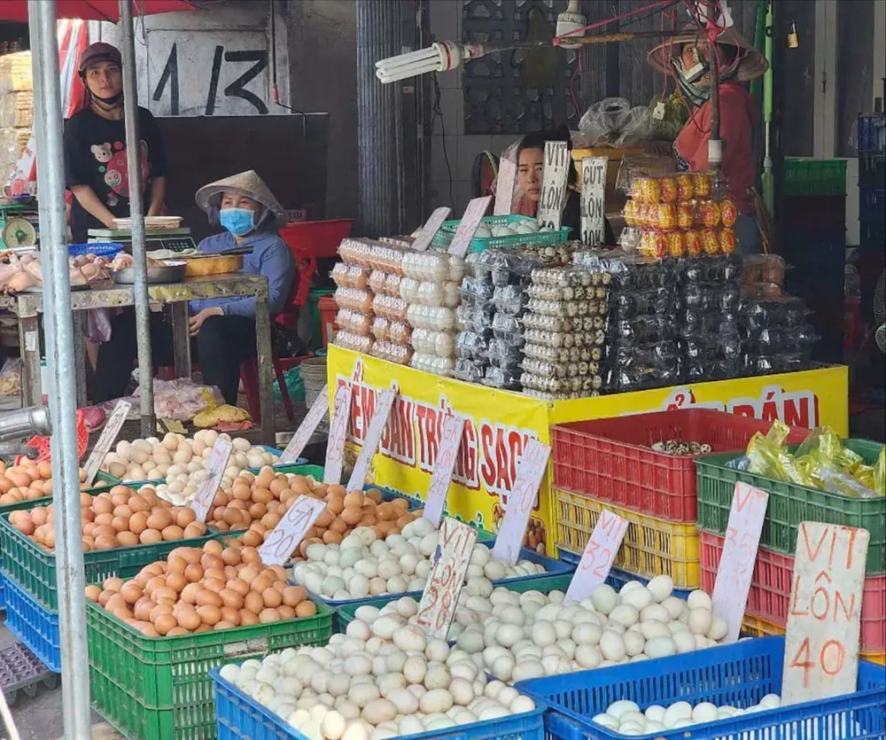 胡志明市新平坊范文白街的一个禽蛋销售区。图：德忠