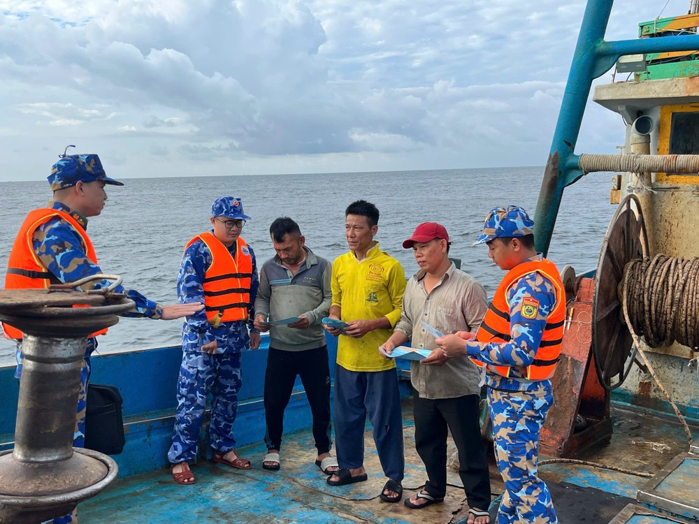 第三海警区司令部与第18号边防海团的干部、战士向在南部海域作业的渔民宣传关于IUU知识。图：孟胜