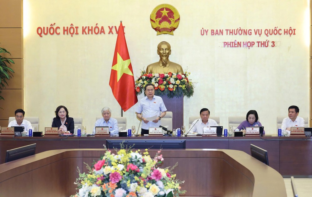 国会主席陈青敏在会上发表讲话。