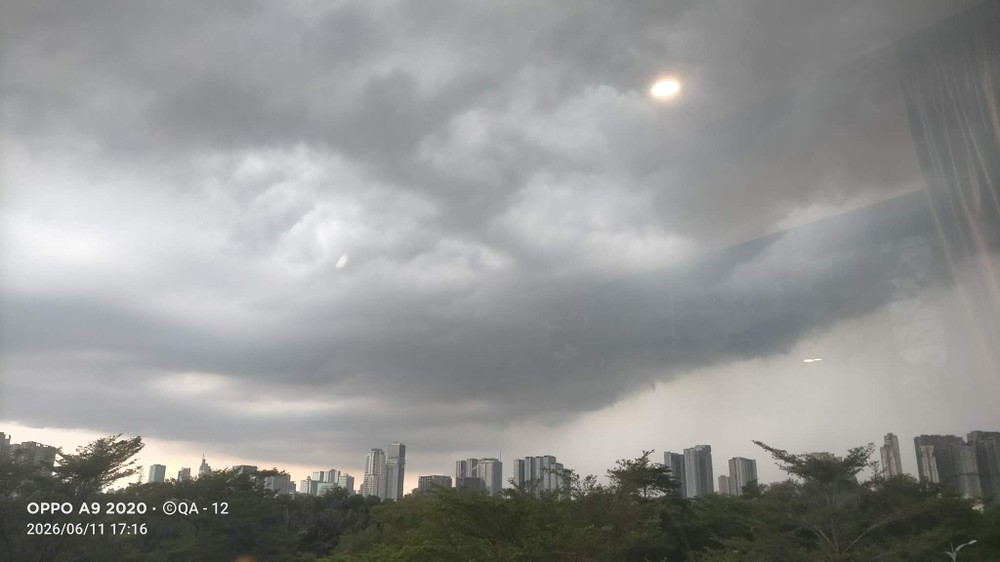 根据天气雷达数据显示，6月11日下午5时30分，胡志明市多地出现降雨。截图。