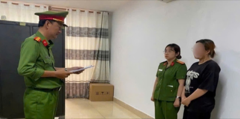 金瓯省公安厅调查警察机关宣读对N.T.M.N. 嫌犯 的暂拘令。图：金瓯省公安厅提供