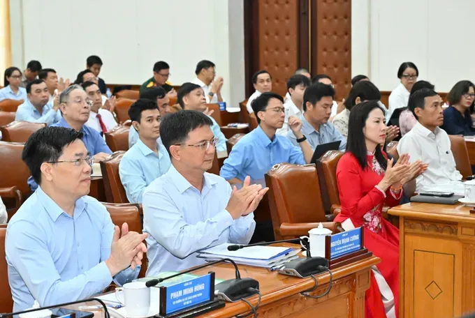 出席会议的本市领导与代表们。
