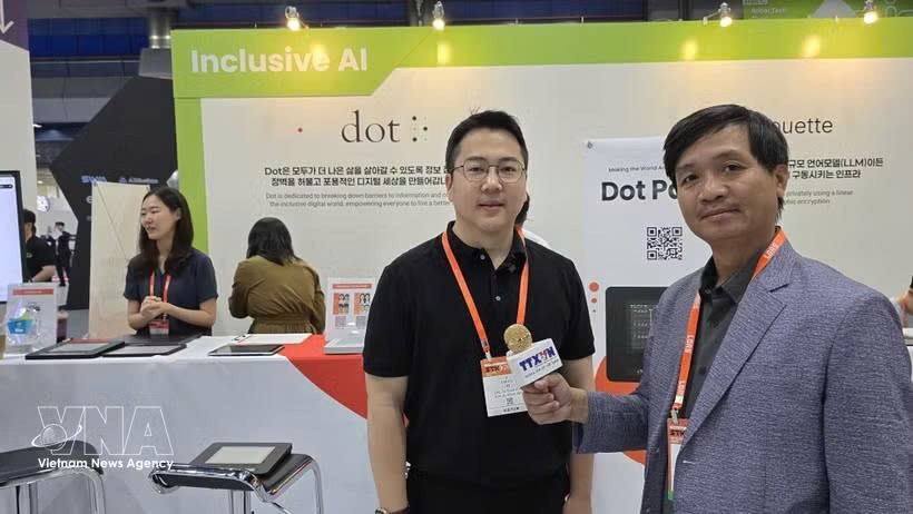 韩国触觉显示技术公司Dot Inc创始人兼首席执行官Eric Ju Yoon Kim接受越通社驻韩国记者的采访。