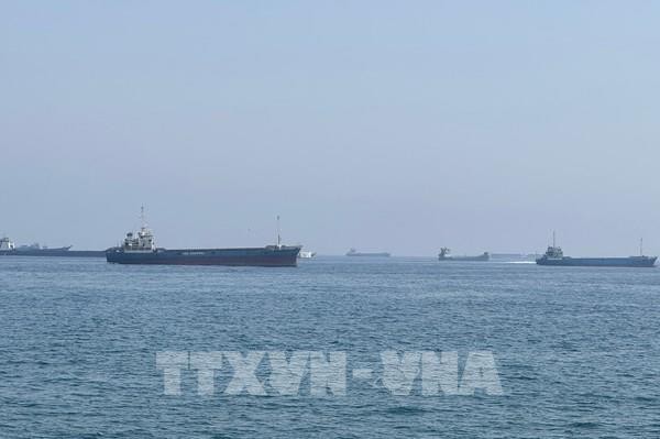 一运输船通过霍尔木兹海峡。
