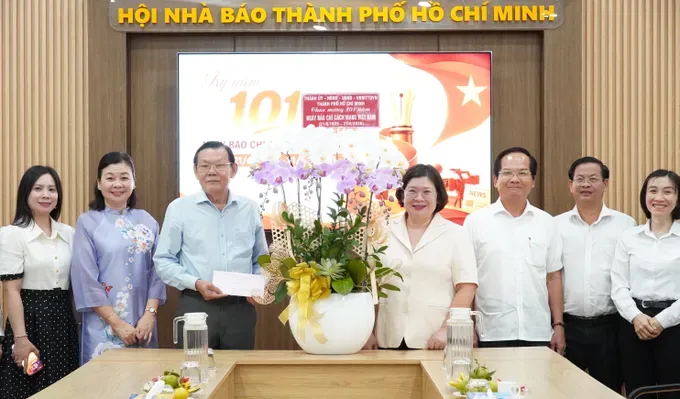 胡志明市市委副书记文氏白雪走访并祝贺胡志明市新闻工作者协会。