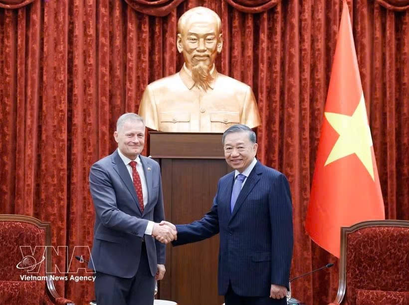 党中央总书记、国家主席苏林会见丹麦离任大使尼古拉·普利茨。