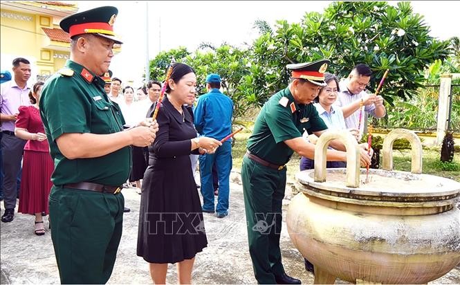 代表们在已故总理武文杰纪念区敬香。