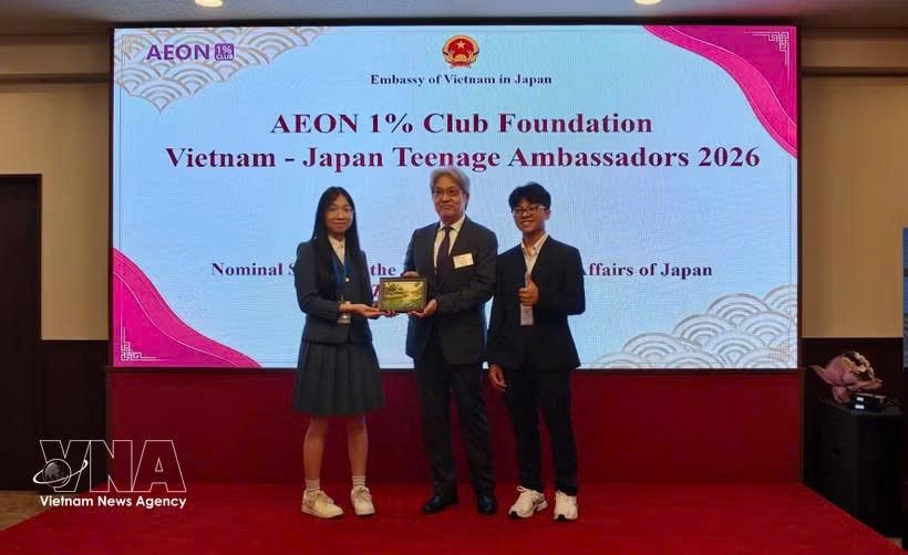 学生们向永旺1%俱乐部基金会代表赠送纪念品。