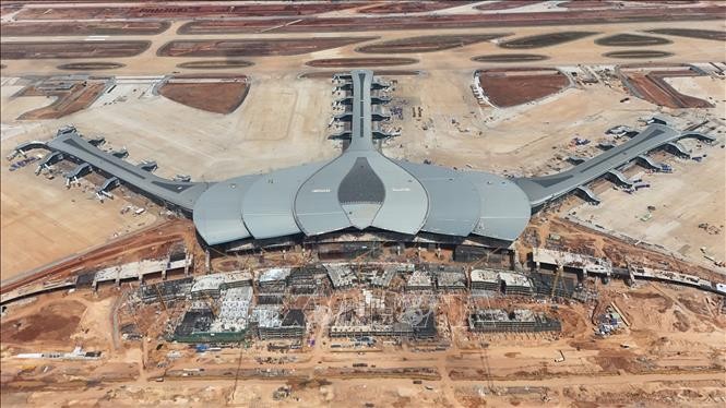 隆城国际航空港正加紧完成各项建设内容，预计将于2026年底投入商业运营。 图：仕宣/越通社
