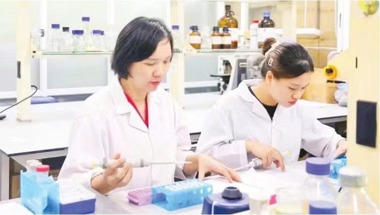 科研人员开展《研究制备纳米荭草苷作为保健食品原料用于辅助预防和治疗糖尿病》的科研项目。图自《人民报》