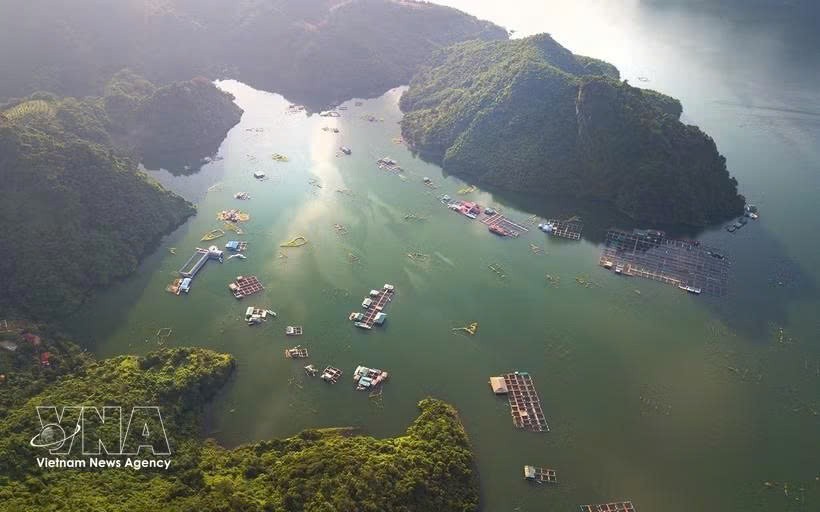 凭着清澈碧绿的湖水与雄伟壮丽的景观，和平水电站水库已成为游客不容错过的目的地。