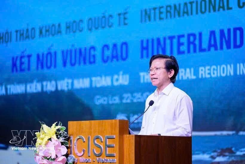 社会科学与人文大学校长黄英俊教授。