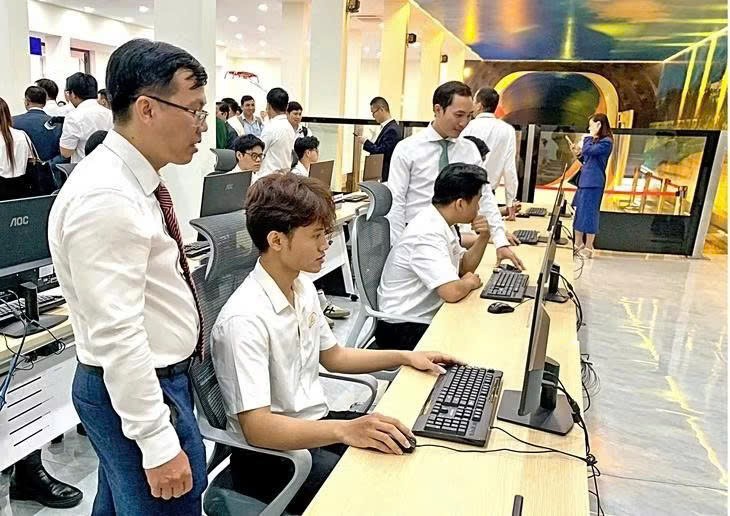 胡志明市交通运输大学的学生在新投入使用的高速铁路驾驶与运营模拟教室中学习。图片来自tuoitre.vn。 
