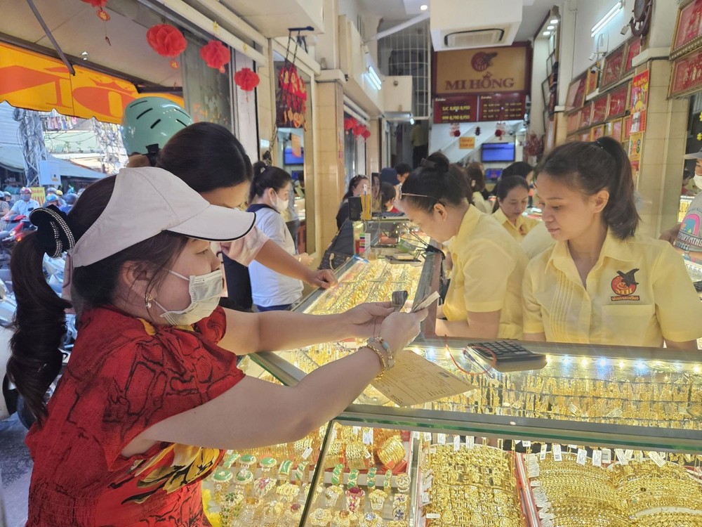 顾客在胡志明市平盛坊媚红金店选购黄金。