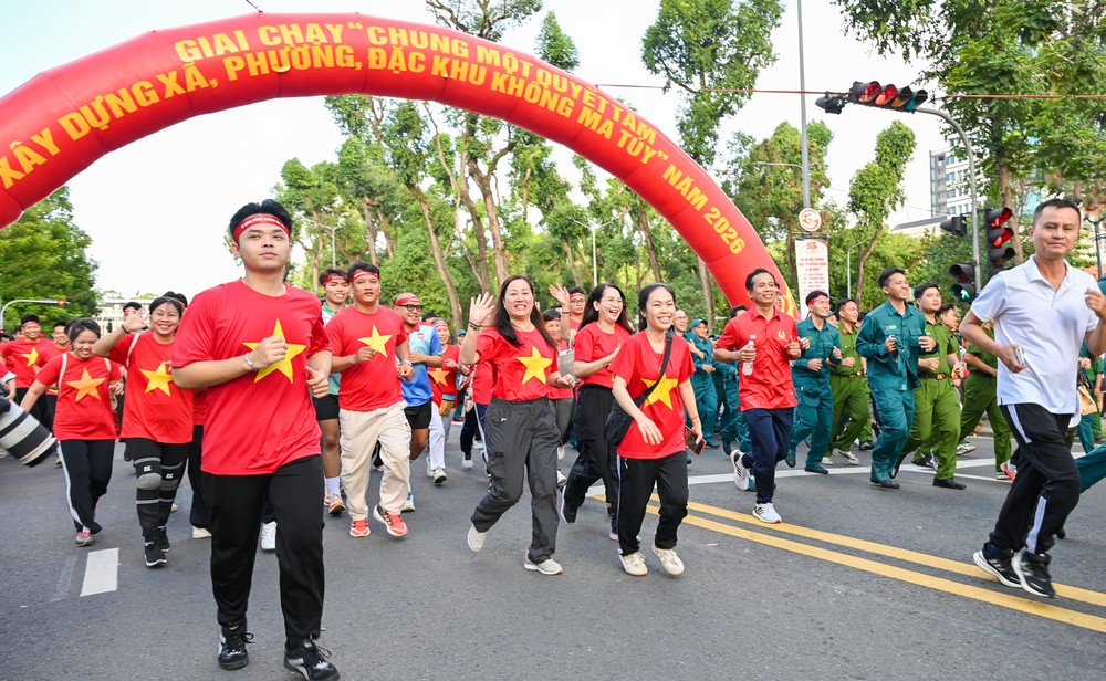 胡志明市：逾8000人参加响应防打毒品行动月的跑步活动。