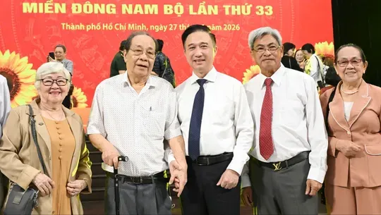 向Đ战区历代军民医务工作者致敬。