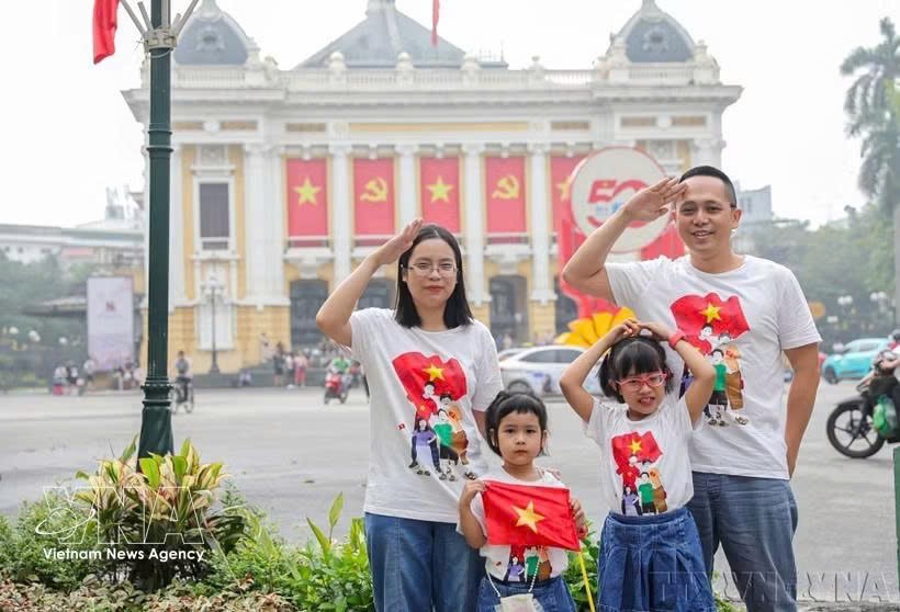 一家人合影留念，纪念越南南方解放日暨国家统一50周年。