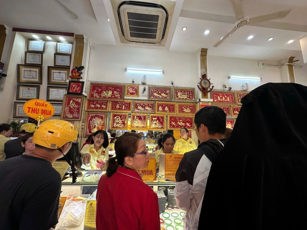 在媚红金店进行的黄金交易。