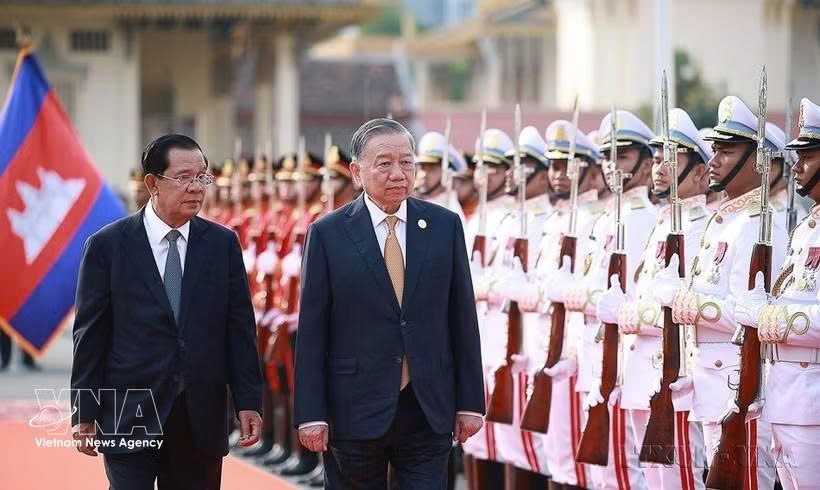 受柬埔寨国王诺罗敦·西哈莫尼的委托，2026年2月6日，柬埔寨人民党主席、参议院主席洪森亲王在金边主持仪式，欢迎越南党中央总书记苏林对柬埔寨进行的国事访问。