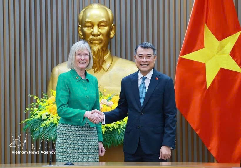 越南政府总理黎明兴与澳大利亚驻越南大使吉莉安·伯德。