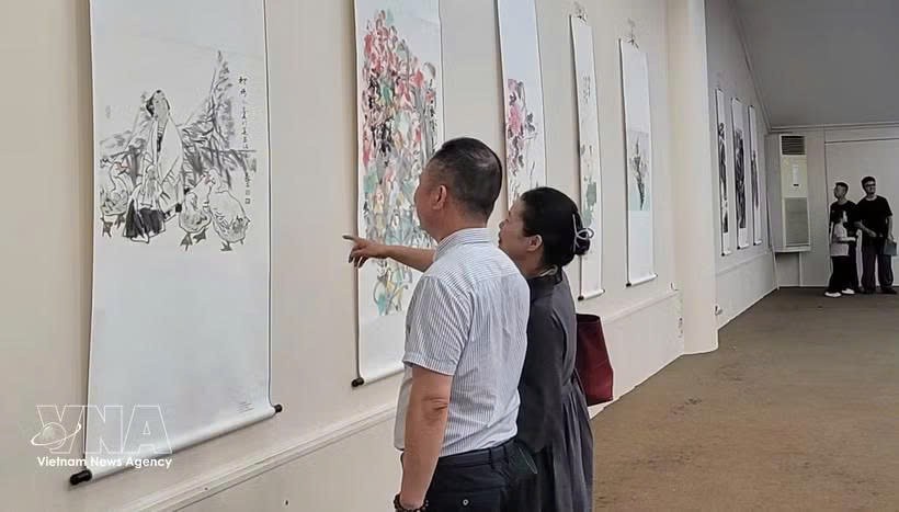 游客参观题为“山水同源，文明共生” 的漓江画派中国画精品东盟国家巡展（越南站）。