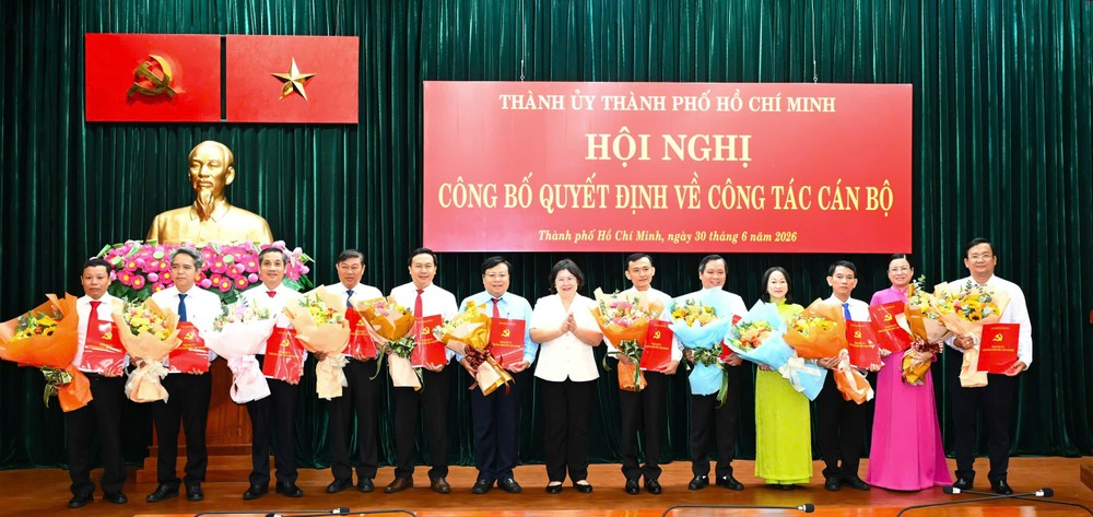 文氏白雪同志颁授决定并向干部赠送鲜花祝贺。图：越勇