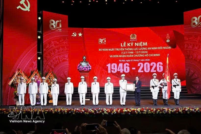 国会主席陈青敏向对外安全力量授予胡志明勋章。