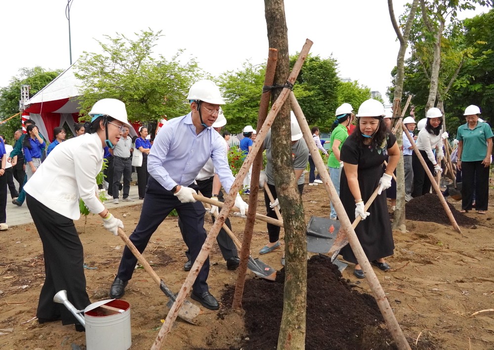 安庆坊党委书记黎陈坚与该坊党委常务副书记黄氏娣在仪式上植树。