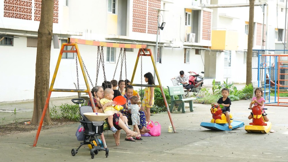 2  cong nhan2.jpg