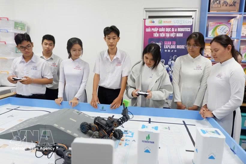 西宁省省新安高中学生在STEM教育实践实验室学习。