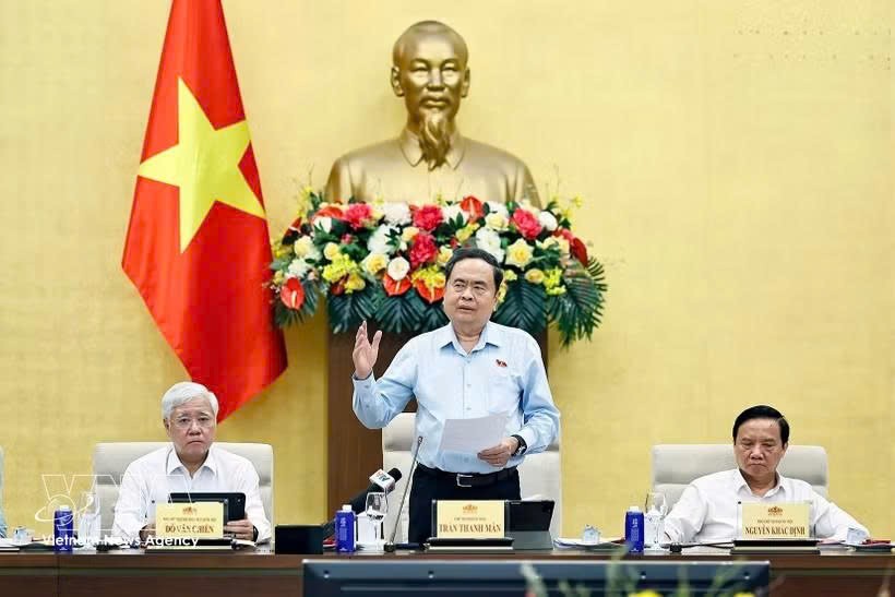 越南国会主席陈青敏主持召开国会领导与国会各机构、国会办公厅之间的工作例会。图自越通社