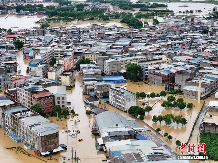  7月6日，受2026年第10号台风“美莎克”影响，中国广西南宁横州市校椅镇平山村遭洪水侵袭。(无人机照片)。图源：中新网