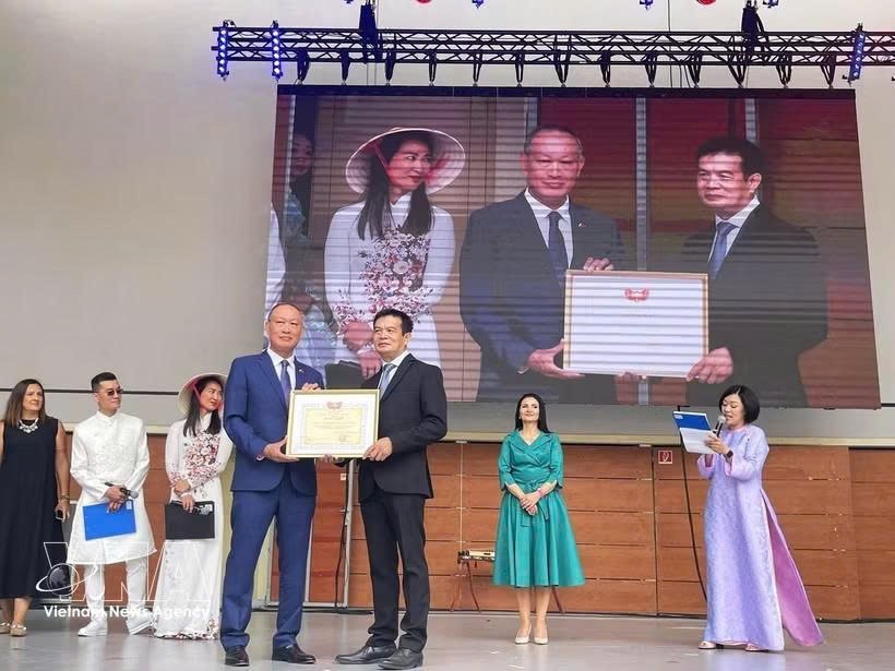 范长江大使向旅居斯洛伐克越南人协会委员会颁发越南祖国阵线中央委员会奖状。图：越通社发。