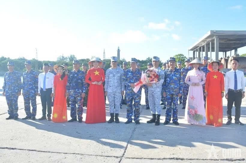 双方代表团合影。图自人民军报