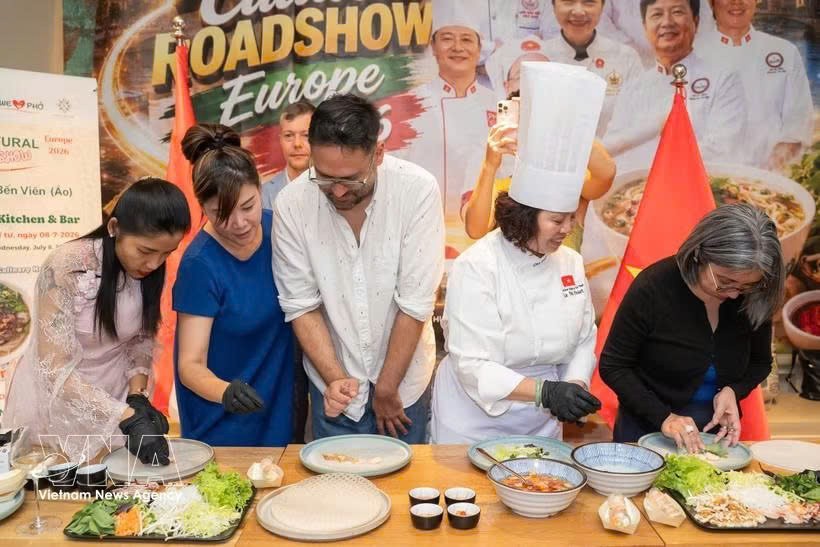 越南美食艺人进行烹饪表演。图自越通社