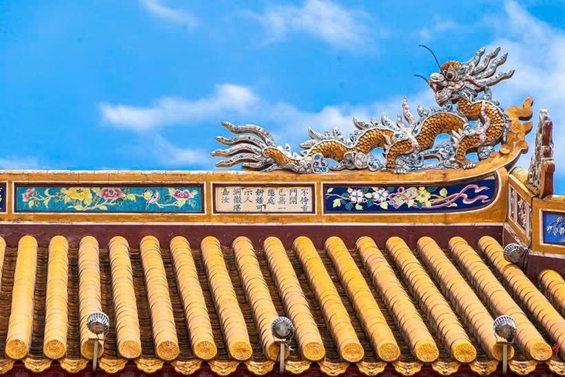 题写在午门屋顶边缘的诗作，属于顺化宫廷建筑上的诗文体系，已被联合国教科文组织列入《世界记忆文献遗产名录》。图自qdnd.vn