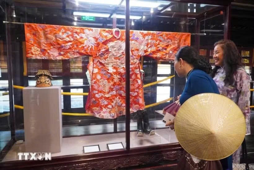 顺化向公众展出珍贵宫廷文物 。图自越通社