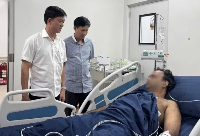  富国特区人委会主席陈明科看望正在富国太阳医院（Sun Hospital）接受治疗的快艇翻沉事故伤者。