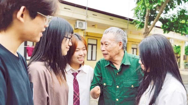  “和平世代的故事”项目成员在顺成伤残军人疗养中心聆听伤残军人杜登奎的故事。图自《人民报》
