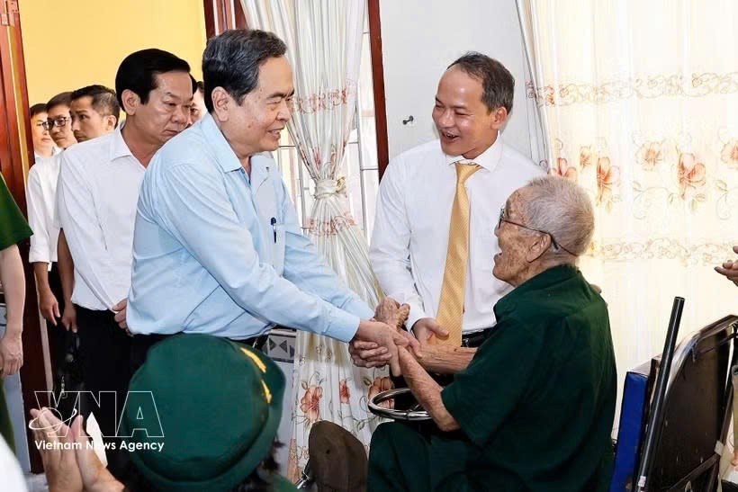 国会主席陈青敏在胡志明市龙海乡海山村龙地伤残军人与革命有功者疗养中心看望慰问伤残军人。图自越通社