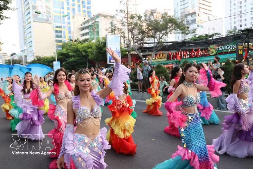 2026年庆和海洋节街头嘉年华色彩缤纷。图自越通社