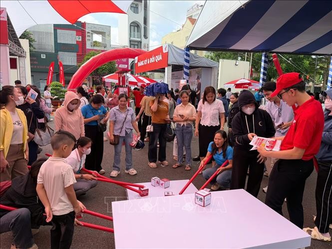 2   vna_potal_tp_ho_chi_minh_nang_cao_van_hoa_giao_thong_va_cham_soc_suc_khoe_cho_hon_4000_cong_nhan_lao_dong_stand.jpg