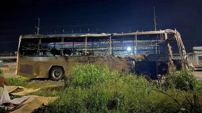 被烧毁的客车。图：通讯员