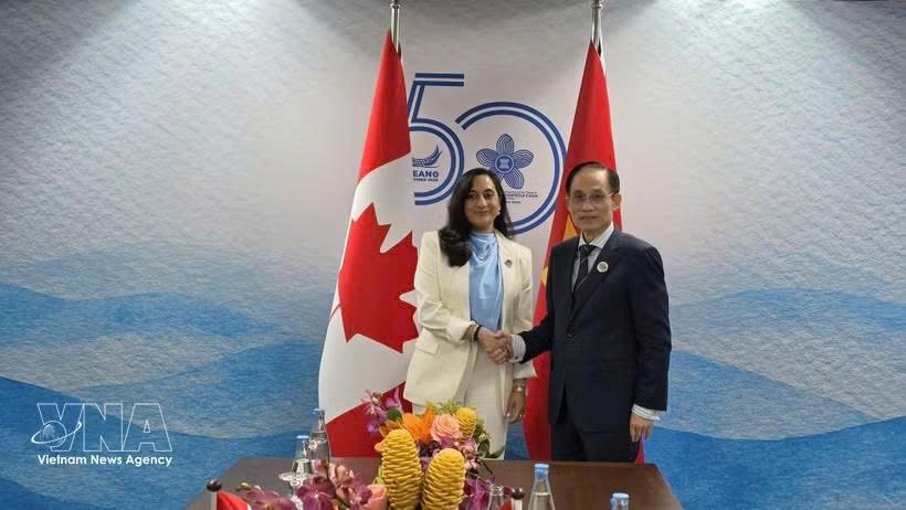 越南党中央政治局委员、外交部长黎怀忠会见加拿大外长阿南德。图自越通社