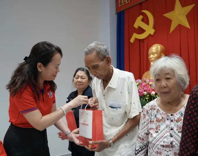 tang-qua-27-7-tai-phuong-ba-ria-6-7438-3807.jpg