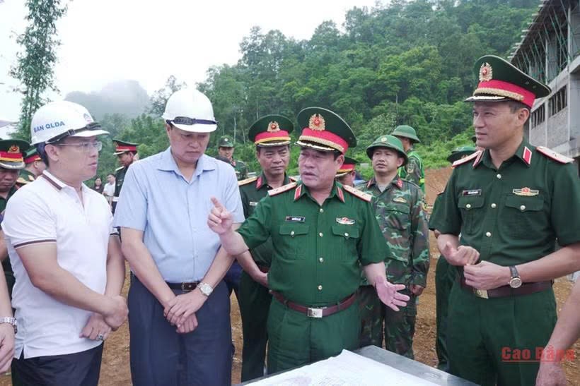越南人民军副总参谋长阮伯力中将检查九年一贯制寄宿学校建设项目。图自baocaobang.vn