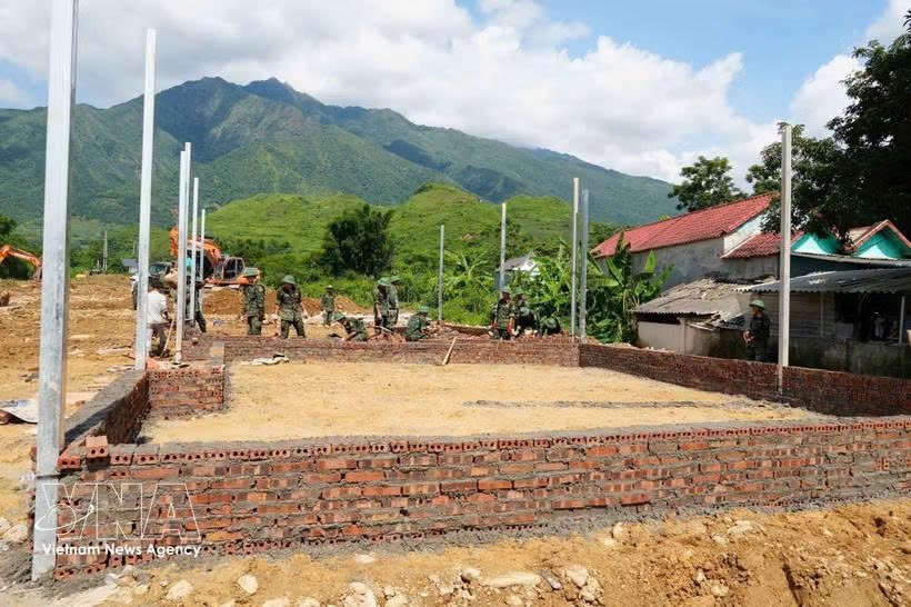 莱州省军事指挥部官兵集中力量为当地群众修建住房。图自越通社