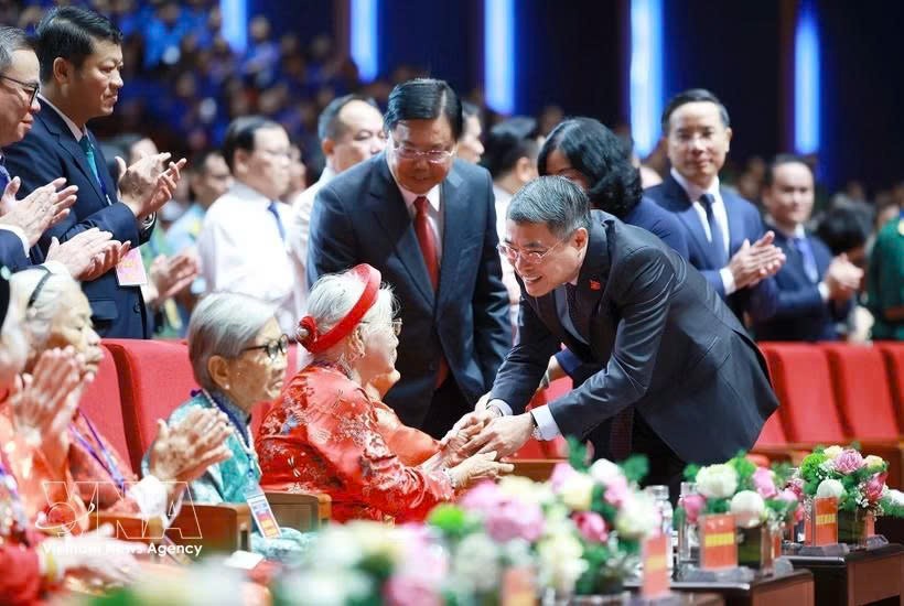 越南政府总理黎明兴亲切慰问各位越南英雄母亲。图自越通社